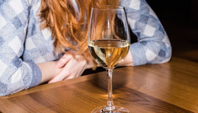 Women without children at age 35 are at highest risk of excessive drinking and alcohol use disorder